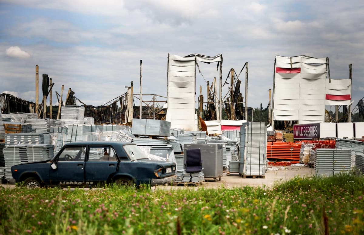 Restos del almacén de Wildberries que se incendió tras un reciente ataque con drones ucranianos en el marco del conflicto entre Rusia y Ucrania, en la ciudad de Elektrostal, en la región de Moscú, Rusia, el 23 de julio de 2026. (Stringer/Rusia)
