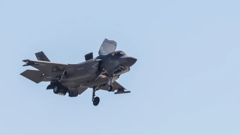 Avión de combate F-35 se incendia en base aérea de San Diego