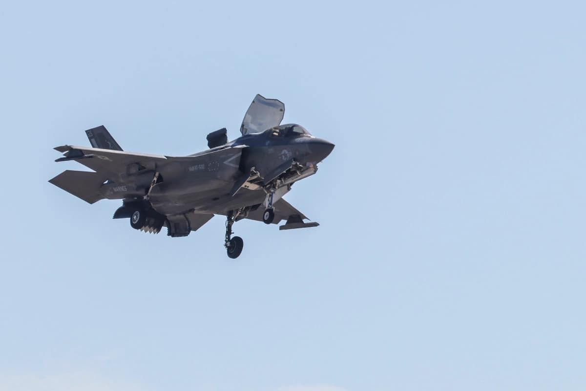 Avión de combate F-35 se incendia en base aérea de San Diego