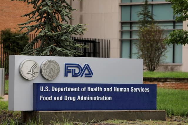 Se observa un letrero en el exterior de la sede de la Administración de Alimentos y Medicamentos (FDA) en White Oak, Maryland, el 29 de agosto de 2020. (Andrew Kelly/Reuters).