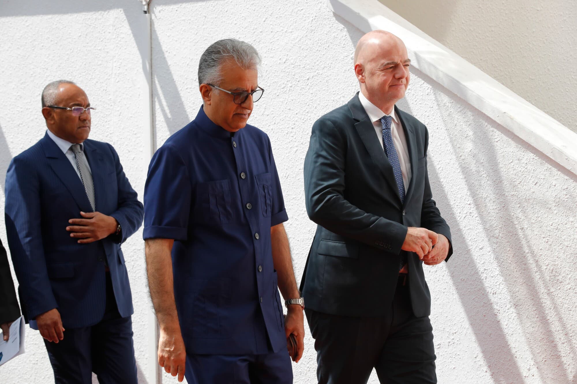El presidente de la Confederación Asiática de Fútbol, ​​Salman Bin Ibrahim Al-Khalifa (C), camina junto al presidente de la FIFA, Gianni Infantino (D), a su llegada a la ceremonia de inauguración del nuevo edificio de la Confederación Asiática de Fútbol en Kuala Lumpur, Malasia, el 30 de octubre de 2018. (AP/Vincent Thian).