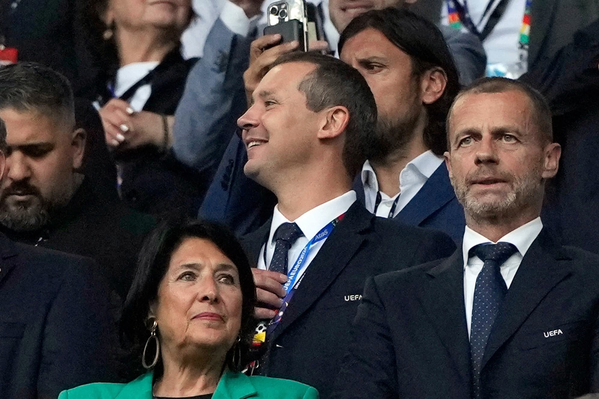 El entonces subsecretario general de la UEFA, Kevin Lamour (en el centro), observa junto al presidente de la UEFA, Aleksander Ceferin (a la derecha), antes del inicio del partido entre Turquía y Georgia en la Eurocopa 2024, celebrado en Dortmund, Alemania, el 18 de junio de 2024. (AP/Alessandra Tarantino).