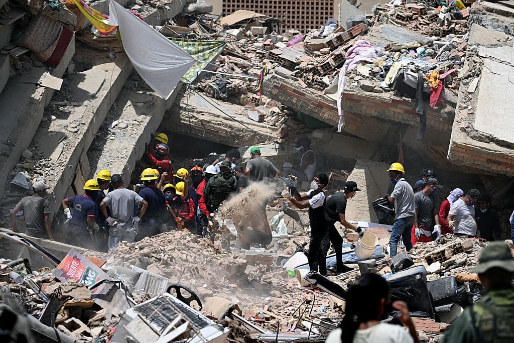 <em>Rescatistas, bomberos y voluntarios buscan a las víctimas de los dos terremotos en Caraballeda, estado de La Guaira, a unos 40 km al noreste de Caracas, el 27 de junio de 2026. (Federico PARRA/AFP vía Getty Images)</em>
