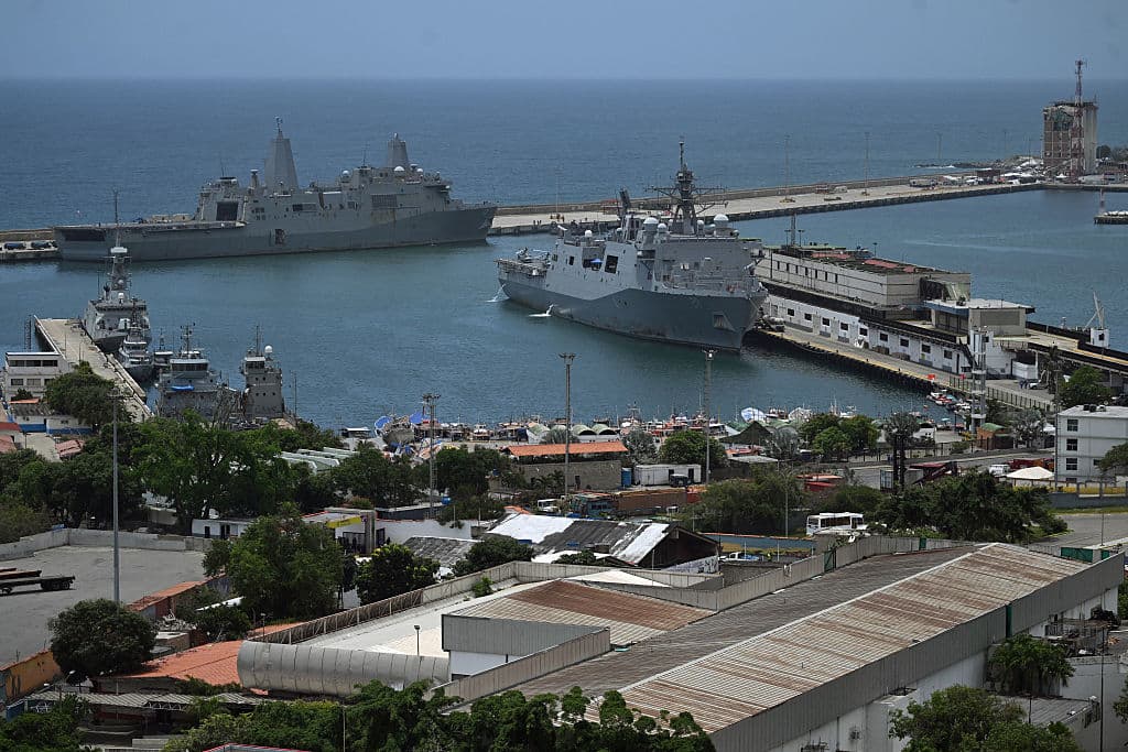 <em>Los buques portuarios de transporte anfibio estadounidenses USS San Antonio (LPD-17) (L) y USS Fort Lauderdale (LPD-28) se ven atracados en el puerto de La Guaira, estado de La Guaira, Venezuela, el 9 de julio de 2026, luego de los terremotos gemelos del 24 de junio.  (Raúl ARBOLEDA/AFP vía Getty Images)</em>