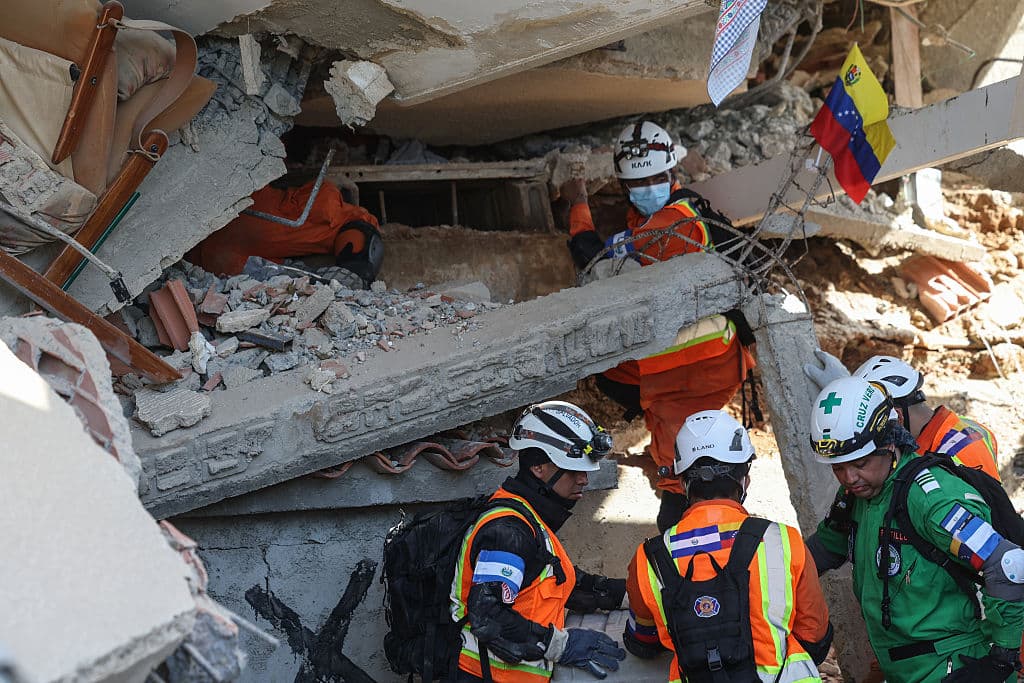 <em>Rescatistas de El Salvador buscan víctimas entre los escombros de un edificio demolido en Caraballeda después de que un terremoto de magnitud 7.2 sacudiera Venezuela y otras regiones del Caribe el 27 de junio de 2026 en La Guaira, Venezuela. (Edilzón Gámez/Getty Images)</em>