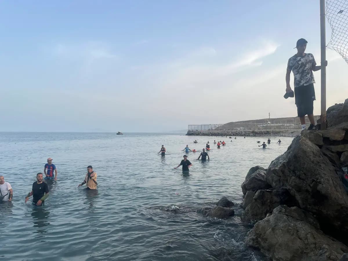 Migrantes marroquíes cruzan a nado la frontera marítima hacia Ceuta cerca de la Avenida Martínez Catena, el 31 de julio de 2026 a las 8:42 p. m. hora local. (Etienne Fauchaire/The Epoch Times)