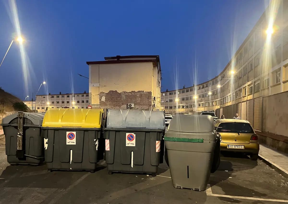 Los contenedores de basura se alinean como barreras improvisadas en una calle residencial para restringir el acceso a un barrio residencial en Ceuta el 31 de julio de 2026. (Etienne Fauchaire/The Epoch Times)