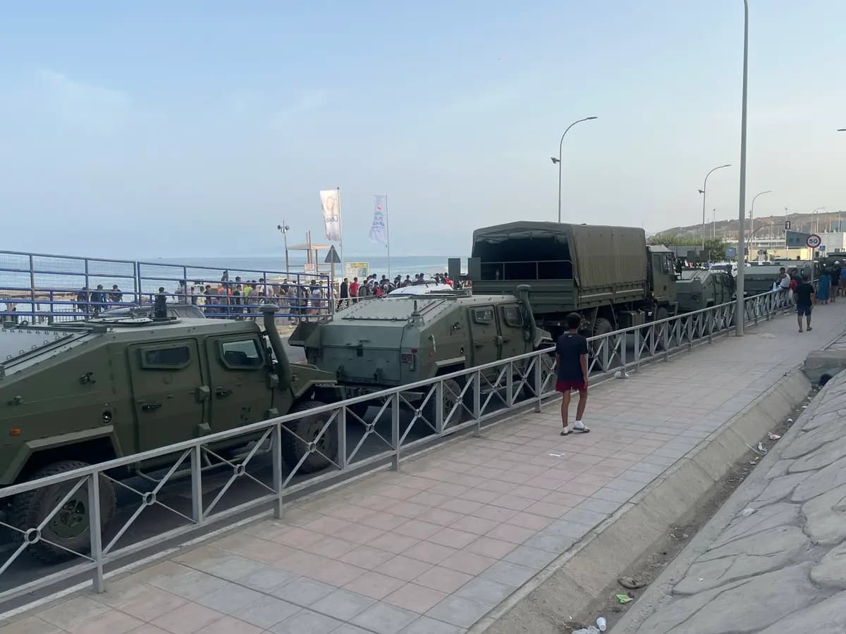 Vehículos del Ejército español están posicionados a lo largo de la carretera costera cerca de la frontera como parte de la respuesta a la afluencia de migrantes en Ceuta, el 31 de julio de 2026. (Etienne Fauchaire/The Epoch Times)