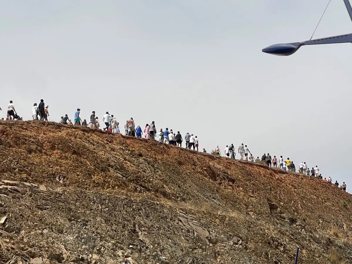 <em>Según la Guardia Civil española, el 30 de julio de 2026, migrantes cruzan a pie el enclave norafricano de Ceuta desde Marruecos intentando nadar, cerca de la frontera con Ceuta, en Fnideq, Marruecos. (Reuters).</em>