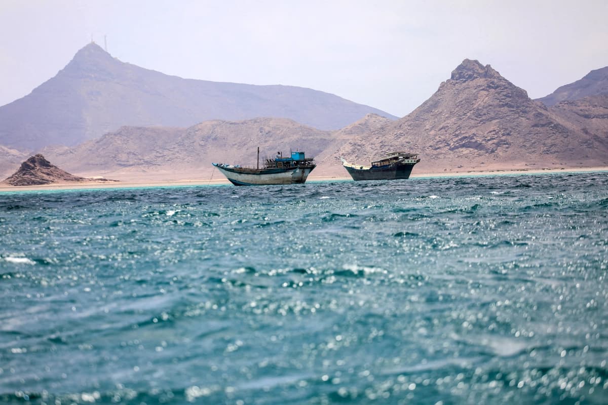 Embarcaciones flotan cerca de la costa de Bab el-Mandeb, Yemen, el 2 de abril de 2026. (Reuters)
