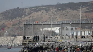España se blinda con barrera flotante contra cruces ilegales por mar en Ceuta
