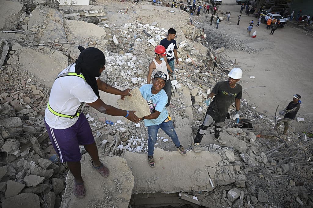 <em>Voluntarios y familiares de las víctimas retiran escombros mientras buscan a sus seres queridos entre los restos de un edificio derrumbado en Caraballeda, estado de La Guaira, Venezuela, el 16 de julio de 2026.  (Federico PARRA / AFP vía Getty Images)</em>