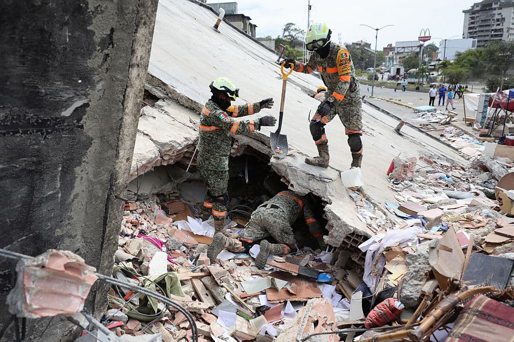 <em>Elementos de rescate de México buscan víctimas en un edificio derrumbado el 28 de junio de 2026 en Caraballeda, La Guaira, Venezuela. (Jesús Vargas/Getty Images)</em>