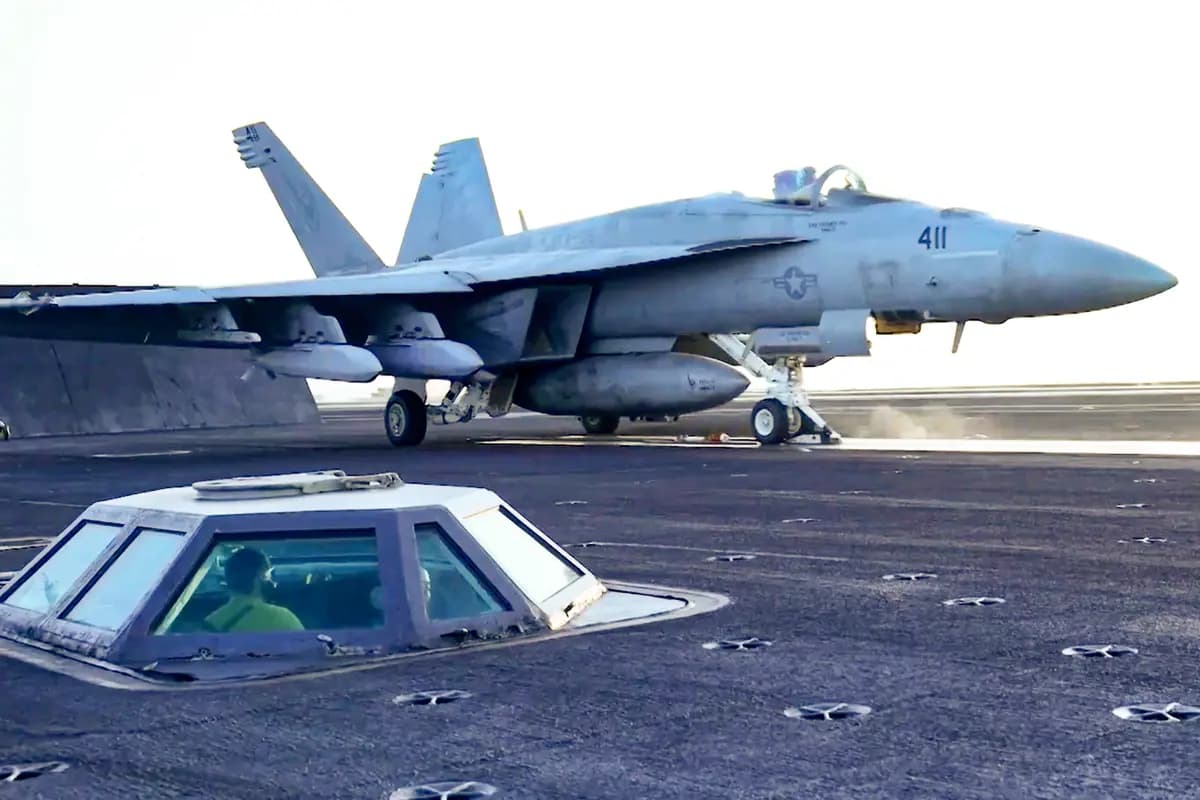 Un avión despega del USS Harry S. Truman en el Mar Rojo antes de los ataques aéreos en Saná, Yemen, el 15 de marzo de 2025. (Armada de EE. UU. vía AP)