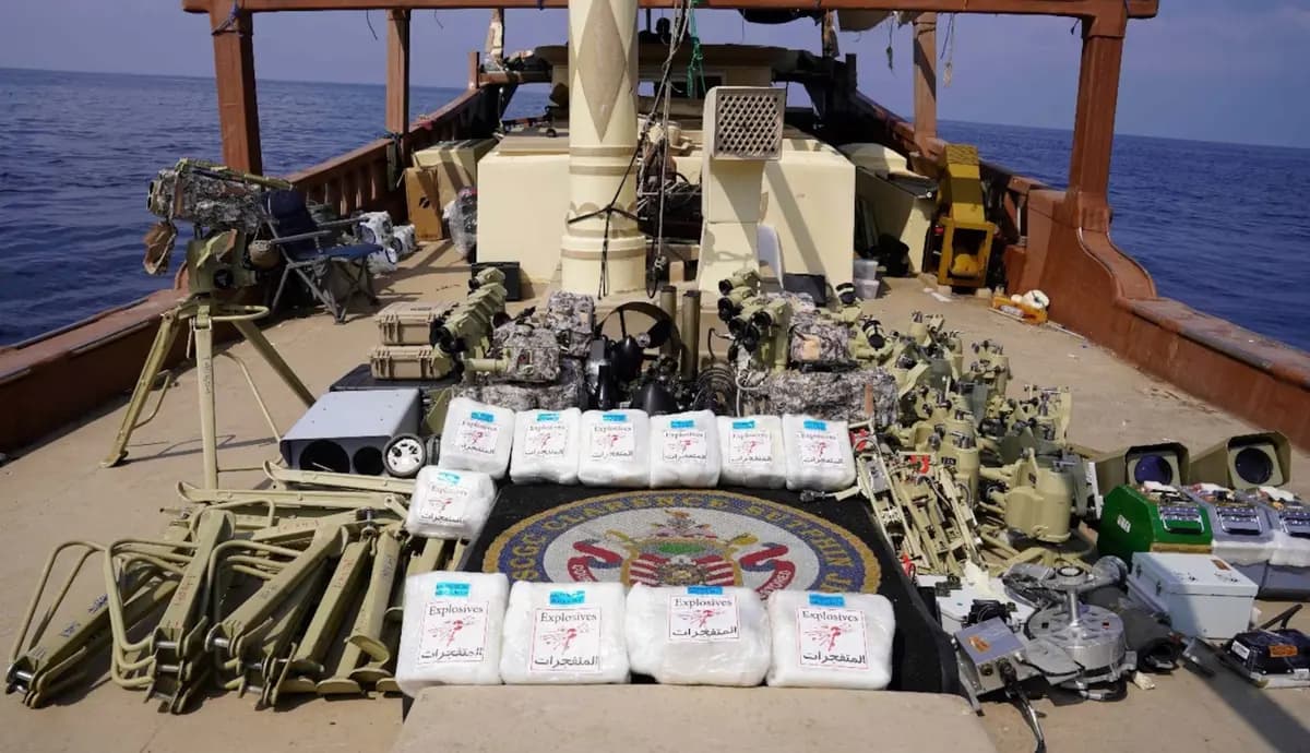 Una tripulación de la Guardia Costera de EE. UU. asignada al Comando Central de las Fuerzas Navales de EE. UU. incautó componentes de armas y suministros que se sospecha que provenían de Irán y se dirigían a zonas de Yemen controladas por los hutíes, tras una redada marítima en el Mar Arábigo el 28 de enero de 2024. (Foto del Comando Central de EE. UU./Divulgada)