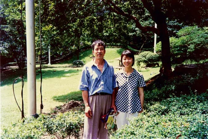 Wang Zhiwen con su hija Danielle. Wang fue condenado a 16 años de prisión en 1999 por practicar la disciplina espiritual de Falun Gong. (Cortesía de la familia de Wang)