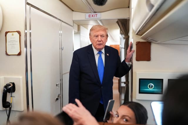 El presidente Donald Trump habla con la prensa a bordo del Air Force One el 2 de agosto de 2026. (Aaron Schwartz / AFP vía Getty Images)