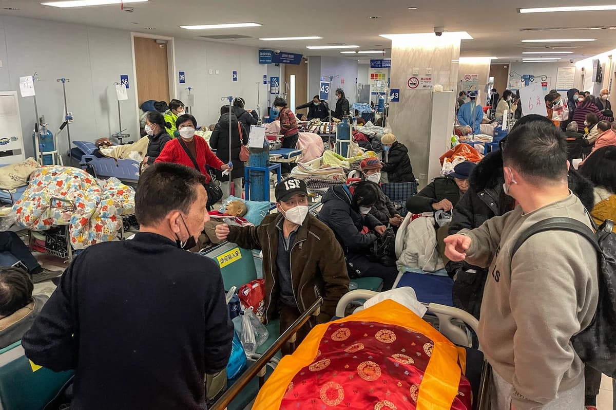 Se ve a pacientes en camillas en el hospital Tongren de Shanghái el 3 de enero de 2023. (Héctor Retamal/AFP vía Getty Images)