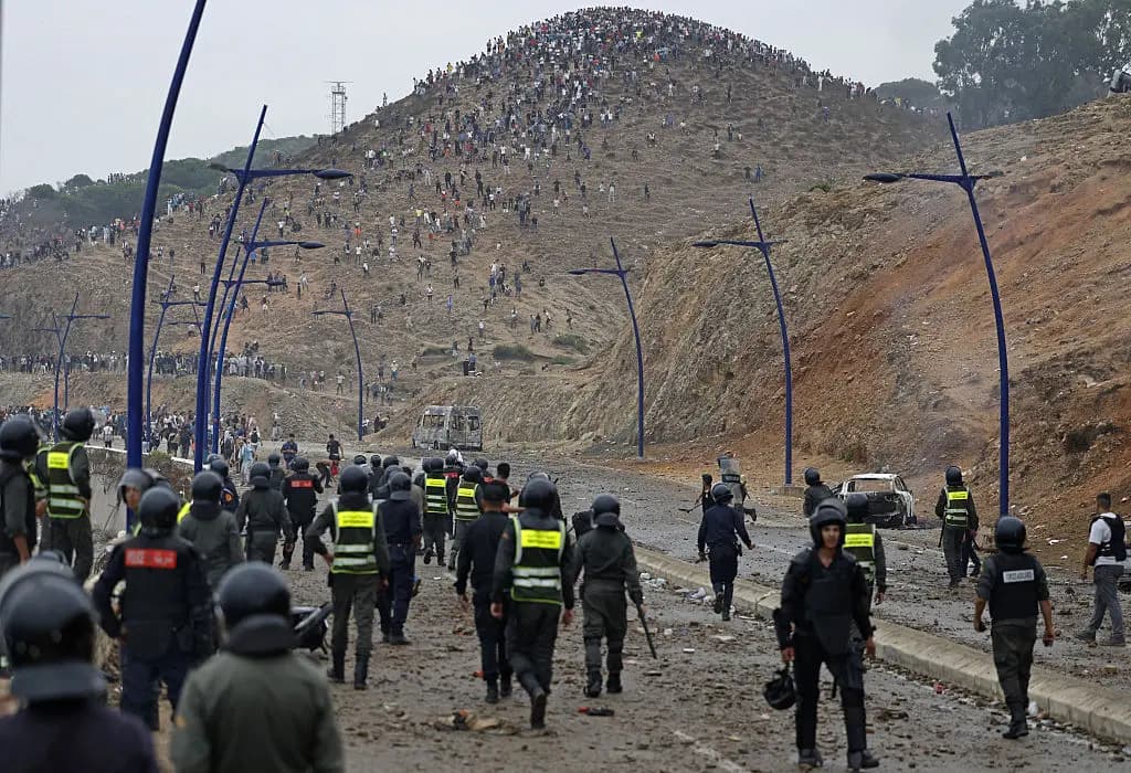 Miembros de las fuerzas de seguridad marroquíes se reúnen en el lugar de los enfrentamientos cerca de Fnideq, en la frontera entre Marruecos y España, el 31 de julio de 2026. (Abdel Majid Bziouat/AFP vía Getty Images)