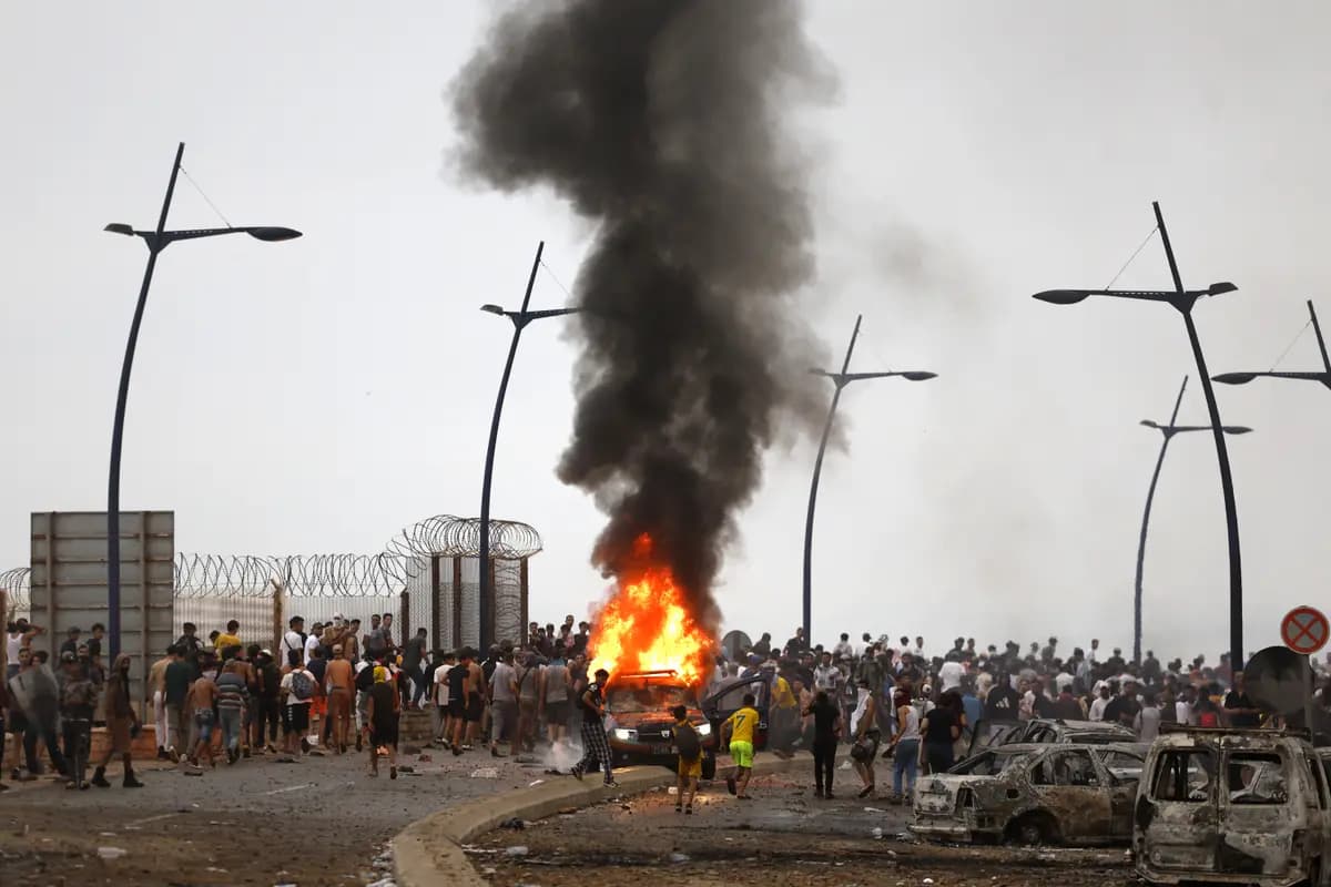 Un vehículo arde en el lugar de los enfrentamientos cerca de Fnideq, en la frontera entre Marruecos y España, el 31 de julio de 2026. (Abdel Majid Bziouat/AFP vía Getty Images)