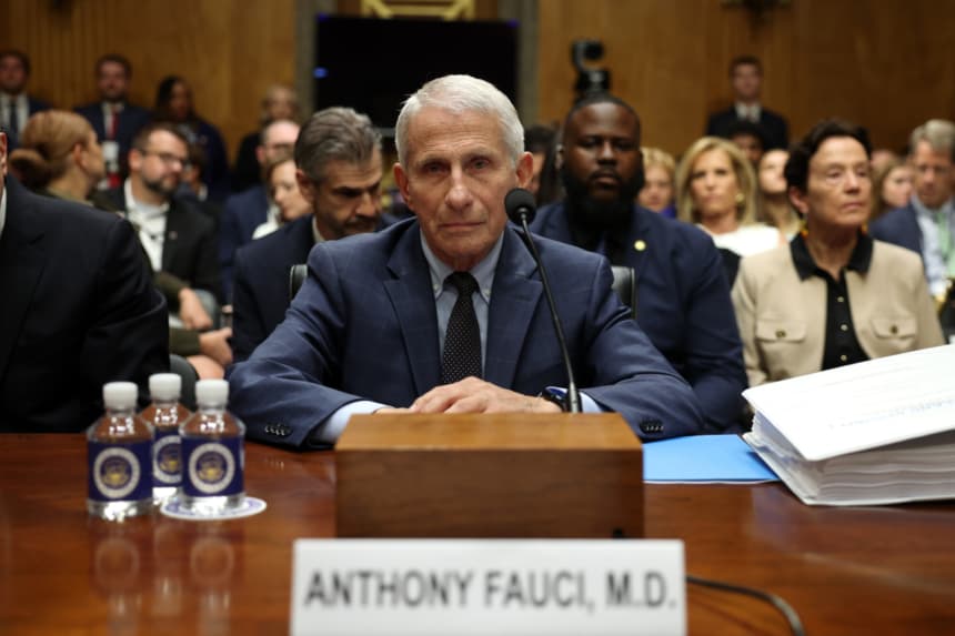 El exdirector de los Institutos Nacionales de Salud (NIH), Anthony Fauci, testifica ante la audiencia del Comité de Seguridad Nacional y Asuntos Gubernamentales del Senado el 29 de julio de 2026 en Washington, DC. (Kevin Dietsch/Getty Images)