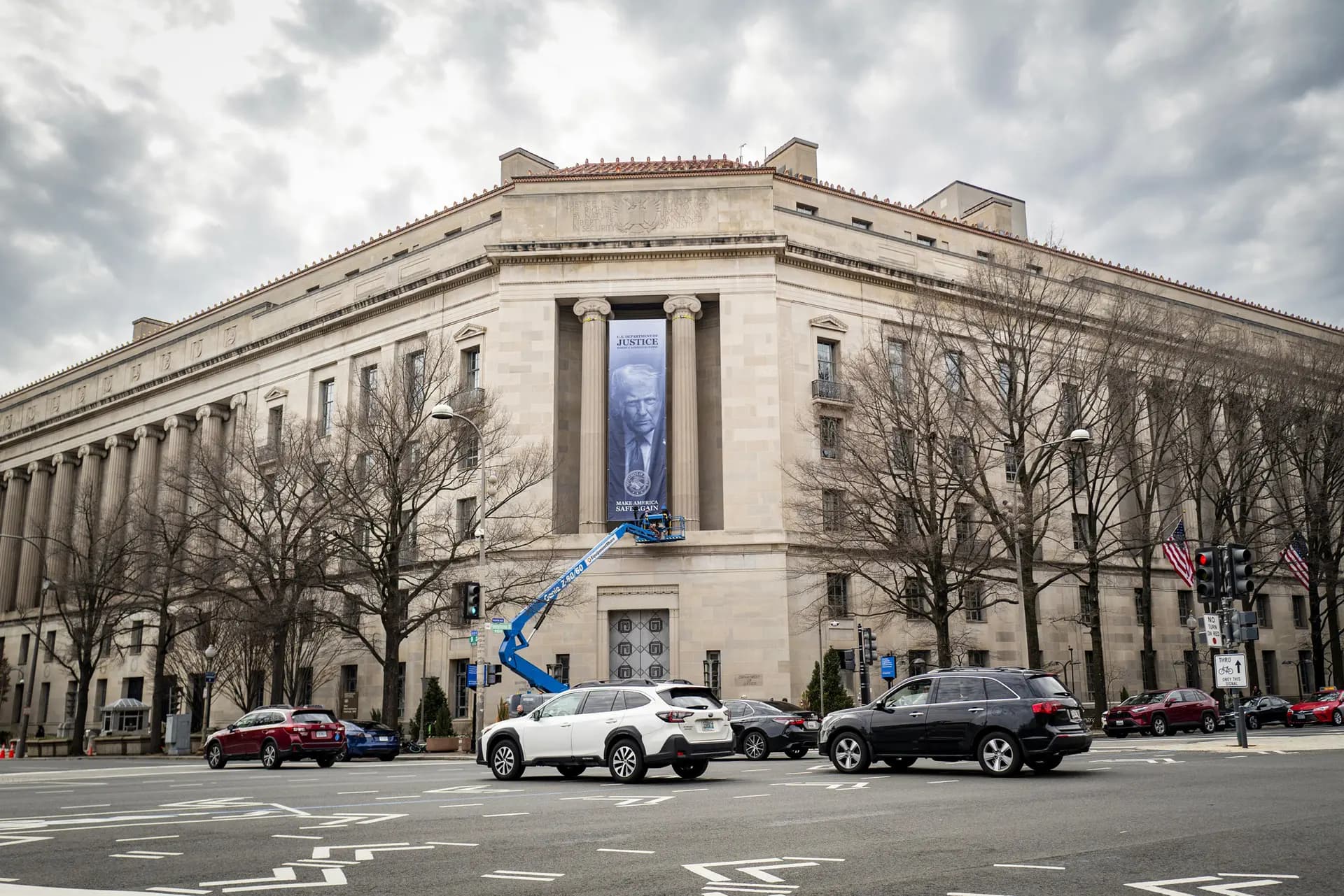 El Departamento de Justicia en Washington, 21 de febrero de 2026. En mayo y junio, el Departamento de Justicia, junto con los fiscales generales de Texas y Ohio, lograron acuerdos con grandes hospitales por acusaciones de prácticas fraudulentas de facturación de seguros relacionadas con la "atención de afirmación de género" para niños. (Madalina Kilroy/The Epoch Times).