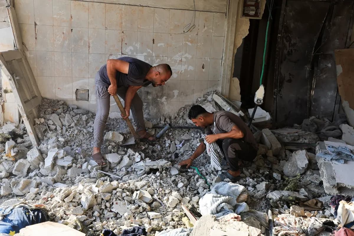 Los palestinos inspeccionan el lugar donde, según los médicos, un ataque israelí alcanzó un edificio de apartamentos residenciales en la ciudad de Gaza, el 2 de agosto de 2026. (Dawoud Abu Alkas/Reuters)