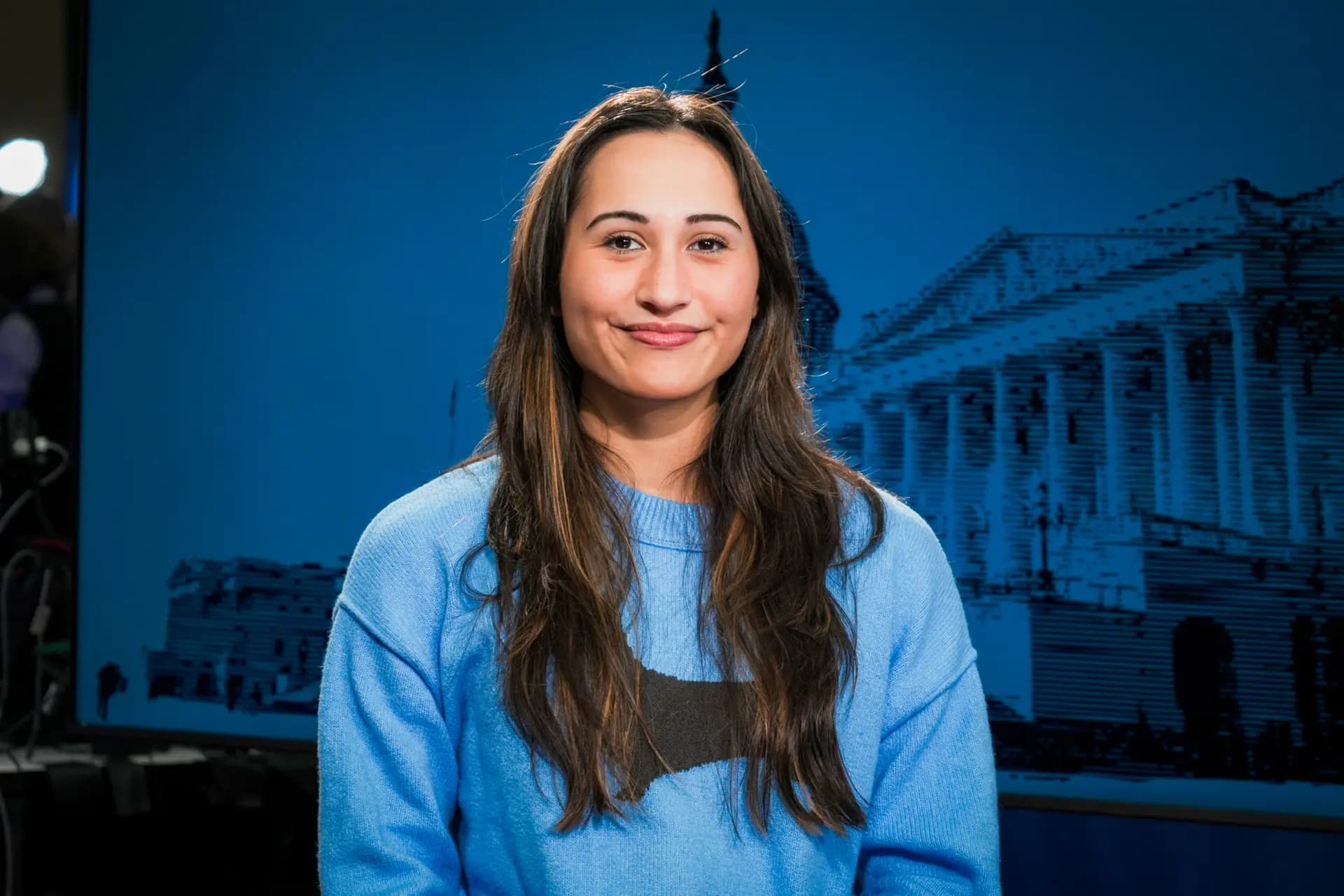 <em>Chloe Cole, activista por los derechos de los niños y persona que ha abandonado su transición de género, en la conferencia AmFest de Turning Point USA en Phoenix el 20 de diciembre de 2025. (Lei Chen/The Epoch Times)</em>