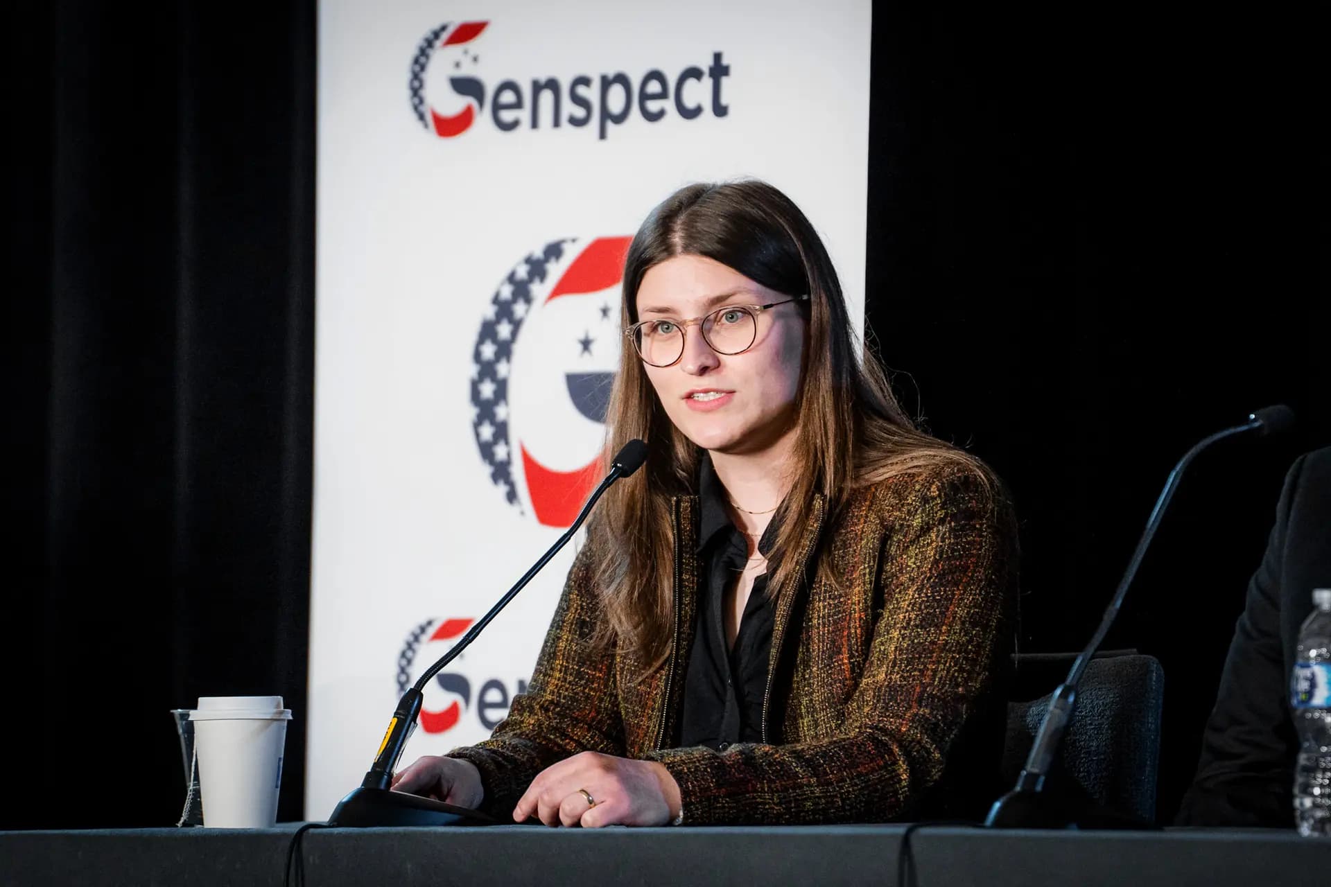 <em>Soren Aldaco, quien se sometió a una detransición, habla durante el evento "Vida más allá de la transición" de Genspect en Washington el 12 de marzo de 2026. (Madalina Kilroy/The Epoch Times).</em>