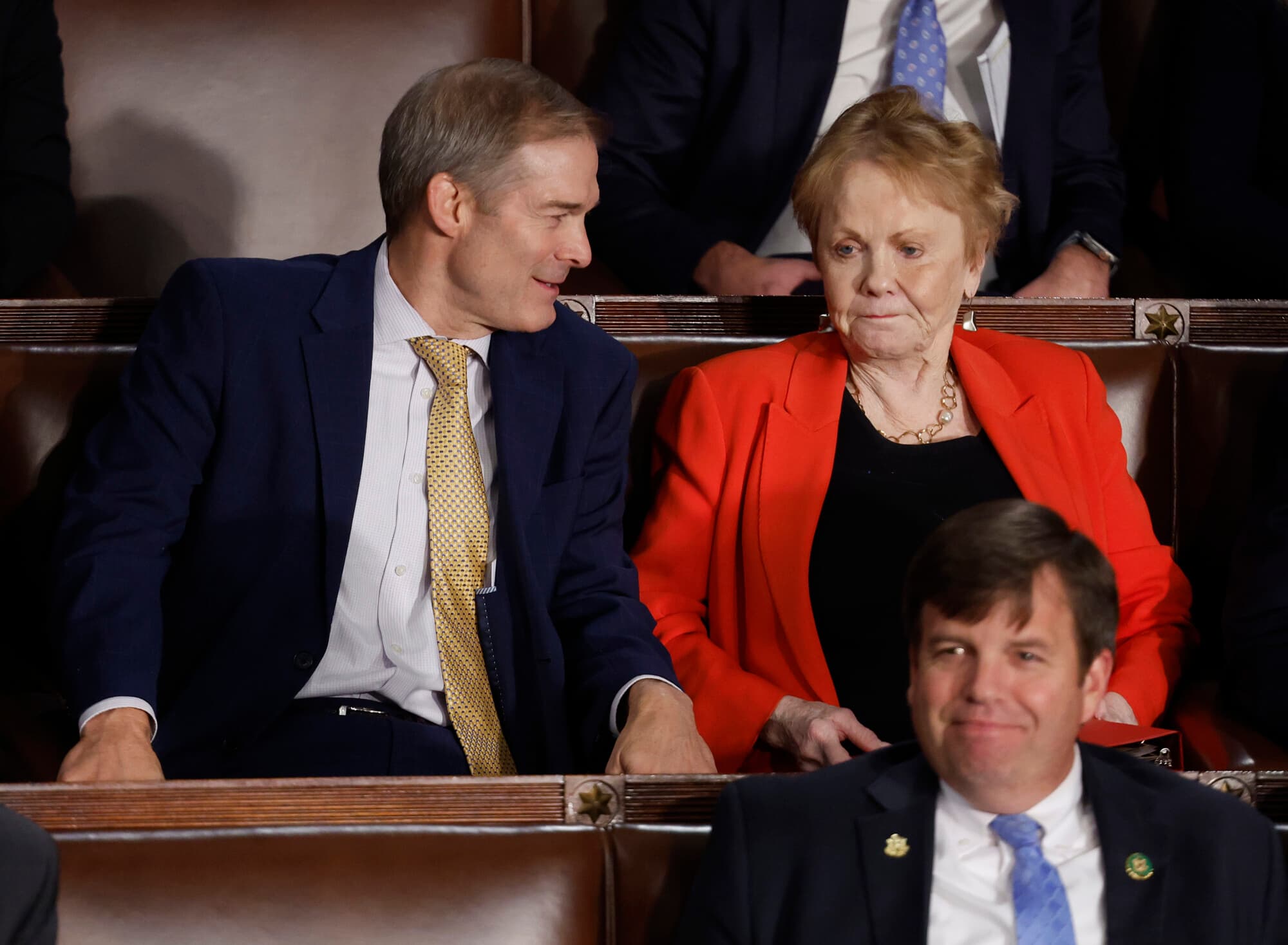 El representante estadounidense Jim Jordan (R-OH) (izquierda) conversa con la representante Kay Granger (R-TX) mientras la Cámara de Representantes vota para elegir a un nuevo presidente de la Cámara en el Edificio del Capitolio de Estados Unidos, el 17 de octubre de 2023, en Washington, DC. (Anna Moneymaker/Getty Images)