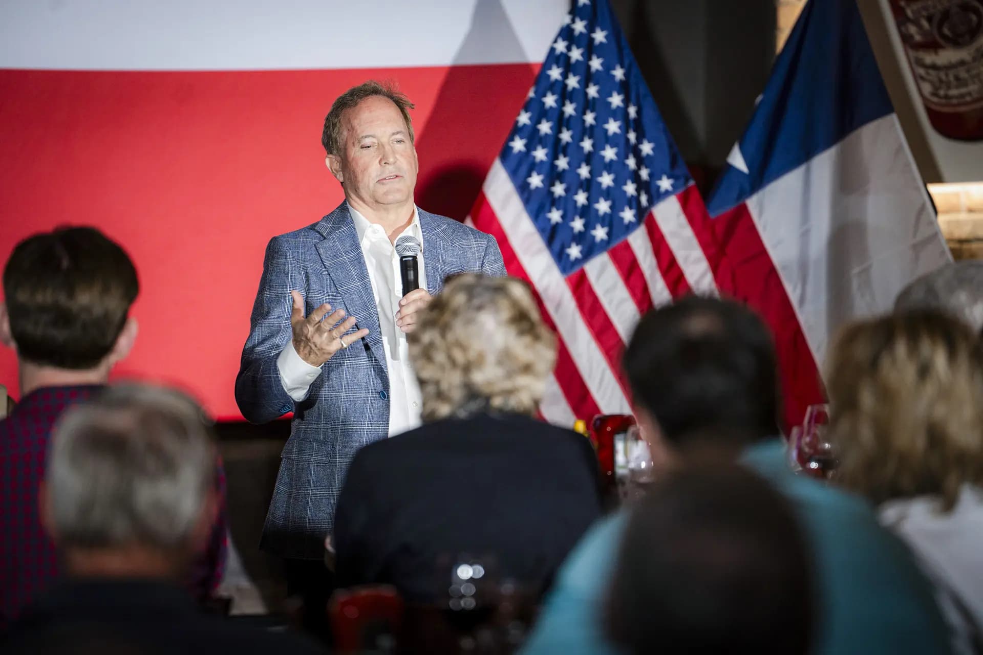 <em>El fiscal general de Texas, Ken Paxton, habla durante un evento en Magnolia, Texas, el 19 de febrero de 2026. Una investigación federal y estatal de tres años sobre supuestas prácticas de facturación indebidas en el Texas Children's Hospital condujo a un acuerdo en el que el hospital pondrá fin a los procedimientos de transición de género pediátricos. (Madalina Kilroy/The Epoch Times).</em>