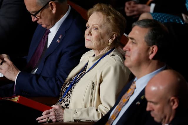 La representante estadounidense Kay Granger (R-TX) escucha mientras la Cámara de Representantes lleva a cabo su segunda ronda de votación para elegir a un nuevo presidente de la Cámara en el Capitolio de los Estados Unidos el 18 de octubre de 2023 en Washington, DC. (Chip Somodevilla/ Getty Images)