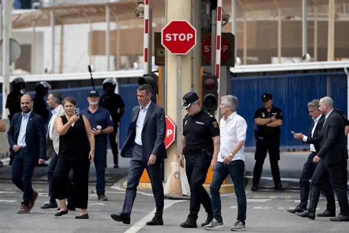 El presidente del Gobierno español, Pedro Sánchez, y el ministro del Interior, Fernando Grande Marlaska, caminan junto a la valla fronteriza de Tarajal, situada entre el enclave español de Ceuta, en el norte de África, y Marruecos, durante una visita en plena crisis migratoria —una de las mayores que ha vivido el país en su frontera—, en la que miles de migrantes cruzaron durante la noche desde Marruecos el 31 de julio de 2026. (Jorge Guerrero/AFP vía Getty Images)
