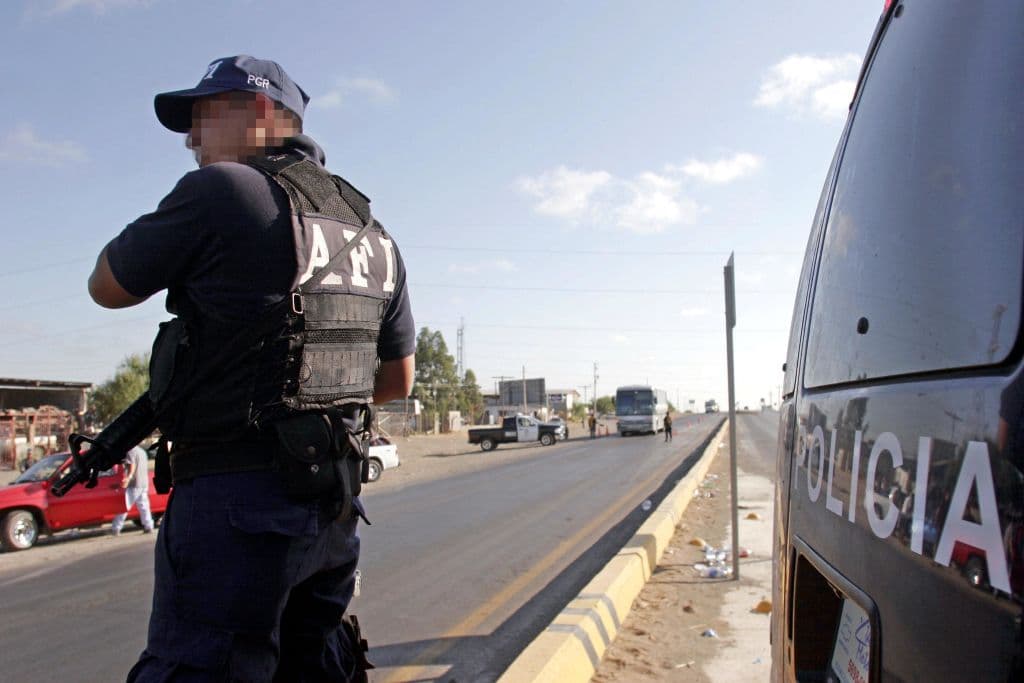 <em>Un miembro de la Agencia Federal de Investigación (AFI) participa el 17 de junio de 2005 con la Policía Federal Preventiva, la Policía Estatal y el Ejército para combatir la violencia vinculada al narcotráfico. (Alfredo Estrella/AFP vía Getty Images)</em>