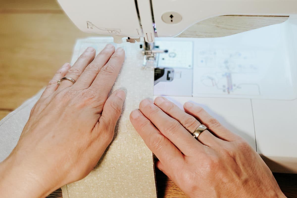 Coser a mano o a máquina la tela interior doblada con una costura de 0.6 mm a lo largo y un lado del corto, dejando el otro lado corto abierto para rellenar la bolsita más tarde.