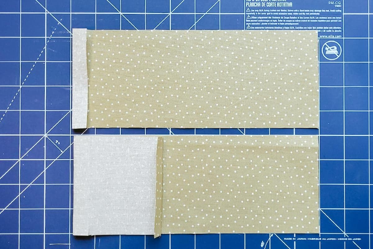 2. Doble las tres piezas de tela exterior 1.25 cm por uno de sus lados cortos y coser. Así no se verán las costuras sin terminar.