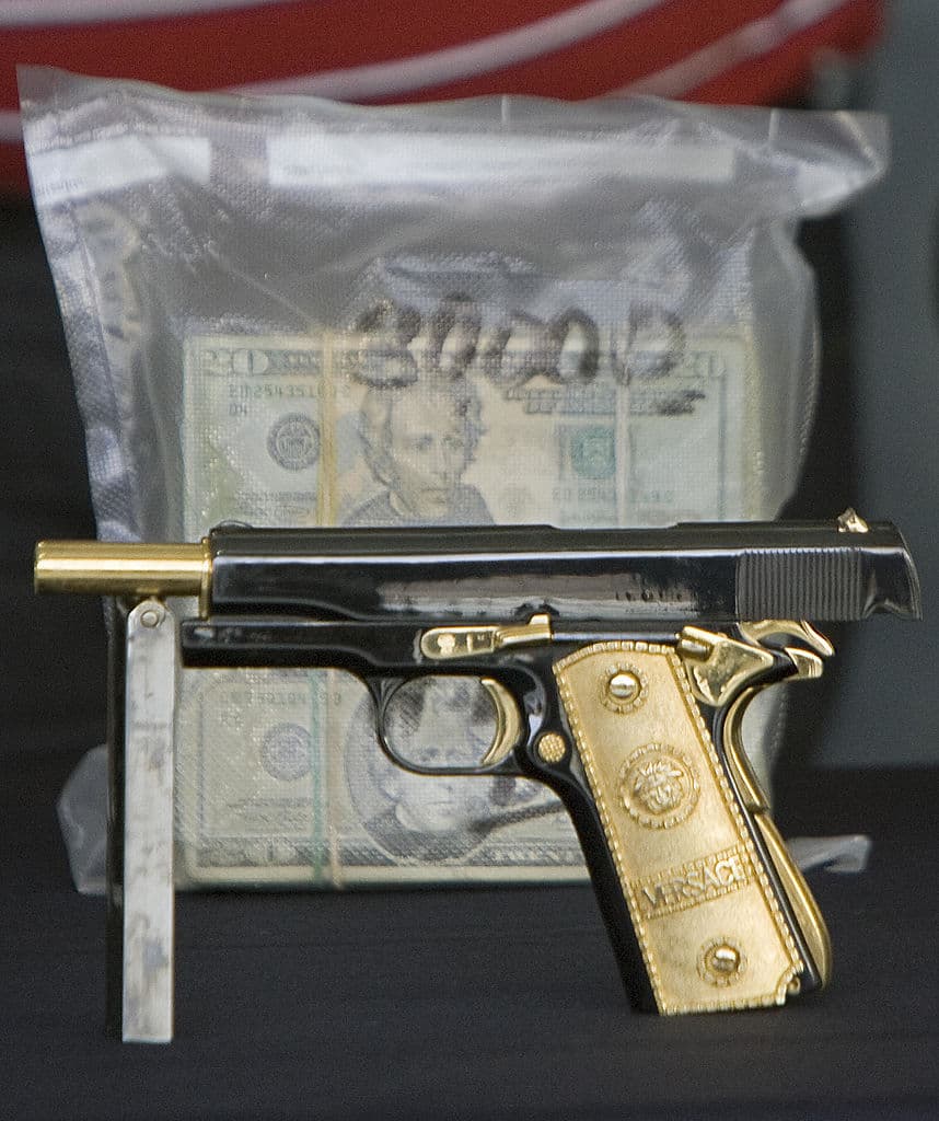 <em>La pistola personalizada chapada en oro de Jaime González Durán, alias "Hummer", fundador del grupo de sicarios "Los Zetas", fue mostrada a la prensa en el hangar de la Policía Federal en la Ciudad de México, el 7 de noviembre de 2008. González trabajaba para el narcotraficante Osiel Cárdenas Guillén, alias "El Mata Amigos". (Alfredo Estrella/AFP vía Getty Images)</em>