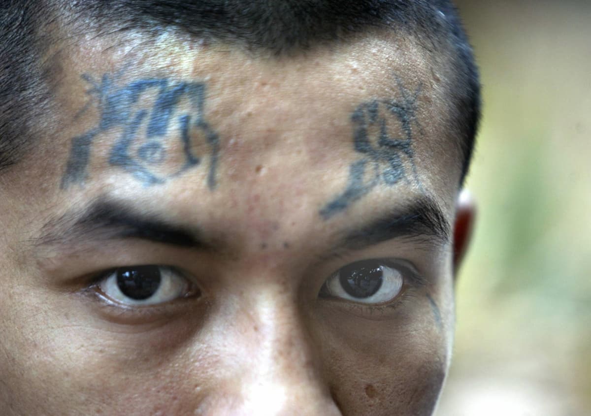 <em>Fotografía de un miembro de la pandilla Mara Salvatrucha, presentado ante la prensa tras su arresto el 17 de marzo de 2005. Integrantes de esta pandilla habrían colaborado en labores de sicariato para el Cártel de Sinaloa. (Yuri Cortez/ AFP vía Getty Images)</em>