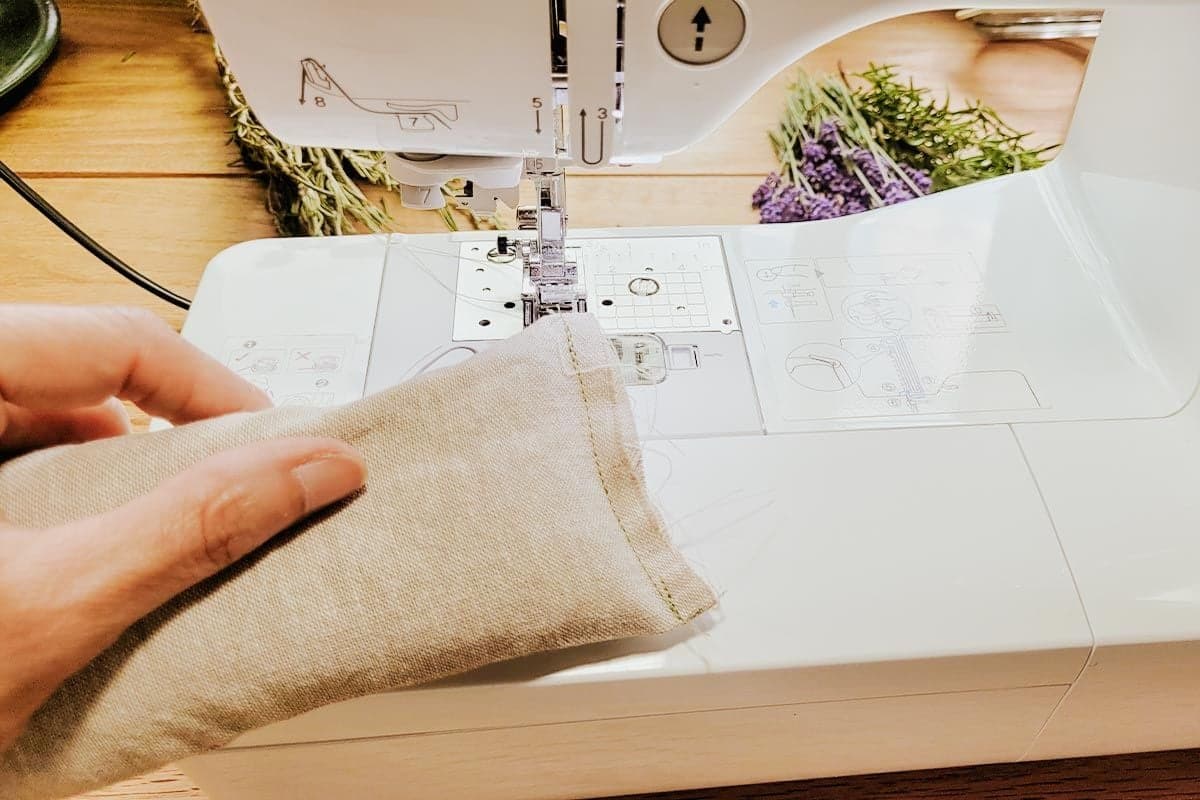3. Introduzca la bolsa interior rellena en la funda. Luego, ciérrela dando la vuelta al tercer lado de la tela, el más corto.