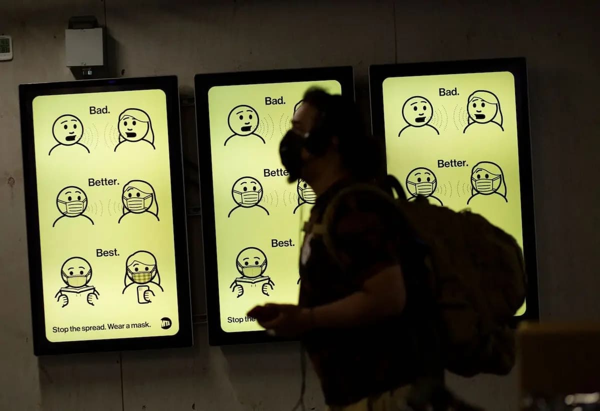 Un letrero muestra información sobre el uso de cubrebocas en la estación Penn de Nueva York el 2 de agosto de 2021. (Kena Betancur/AFP vía Getty Images)