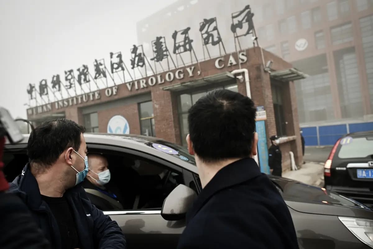 Miembros del equipo de la Organización Mundial de la Salud que investiga los orígenes del virus de la COVID-19 llegan en automóvil al Instituto de Virología de Wuhan, en la provincia de Hubei, China, el 3 de febrero de 2021. (Héctor Retamal/AFP vía Getty Images)