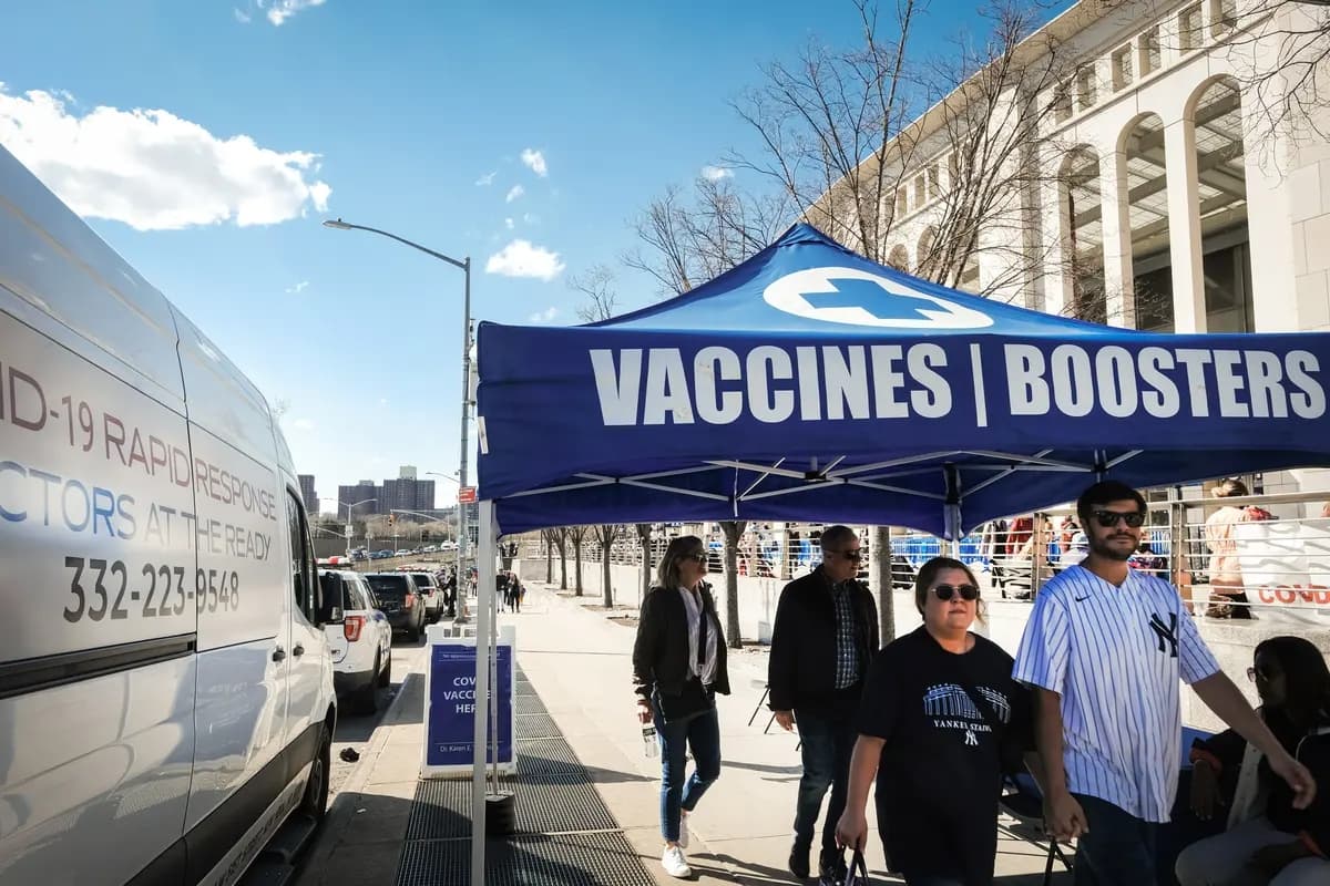 El 8 de abril de 2022 se instaló un centro de vacunación y pruebas contra el COVID-19 a las afueras del Yankee Stadium en la ciudad de Nueva York. (Spencer Platt/Getty Images)