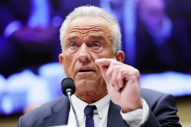 El secretario de Salud y Servicios Humanos de EE. UU., Robert F. Kennedy Jr., testifica durante una audiencia ante el subcomité de la Comisión de Energía y Comercio de la Cámara de Representantes en el Edificio Rayburn de la Cámara de Representantes el 21 de abril de 2026 en Washington, DC. (Anna Moneymaker/Getty Images)