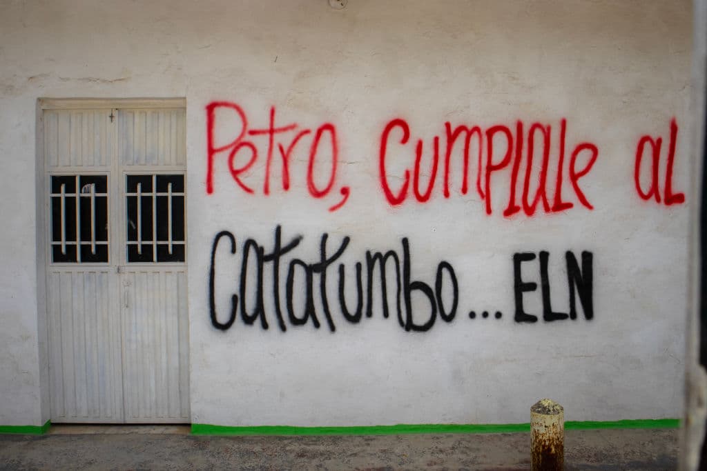 En la imagen, tomada el 8 de marzo de 2025 en la región del Catatumbo, Colombia, se ve un grafiti que dice: "Petro, cumplale al Catatumbo...ELN". Los l del grupo guerrillero Ejército de Liberación Nacional (ELN) de Colombia han prometido repeler una contraofensiva del gobierno en el noreste del país, y han advertido que los años de "paz total" corren el riesgo de convertirse en "guerra total". (STRINGER/AFP vía Getty Images)