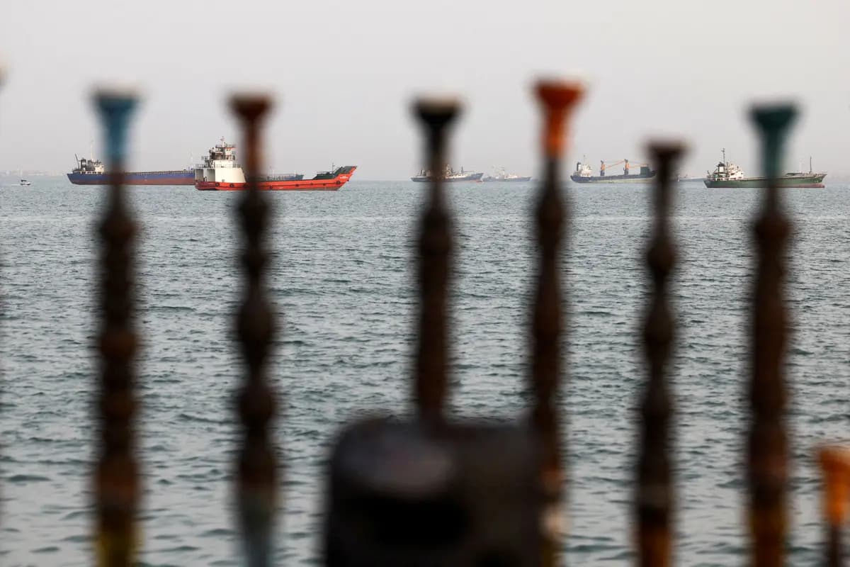 Embarcaciones en el estrecho de Ormuz, cerca de la playa de Bandar Abbas, Irán, el 22 de mayo de 2026. (Majid Asgaripour/WANA vía Reuters).