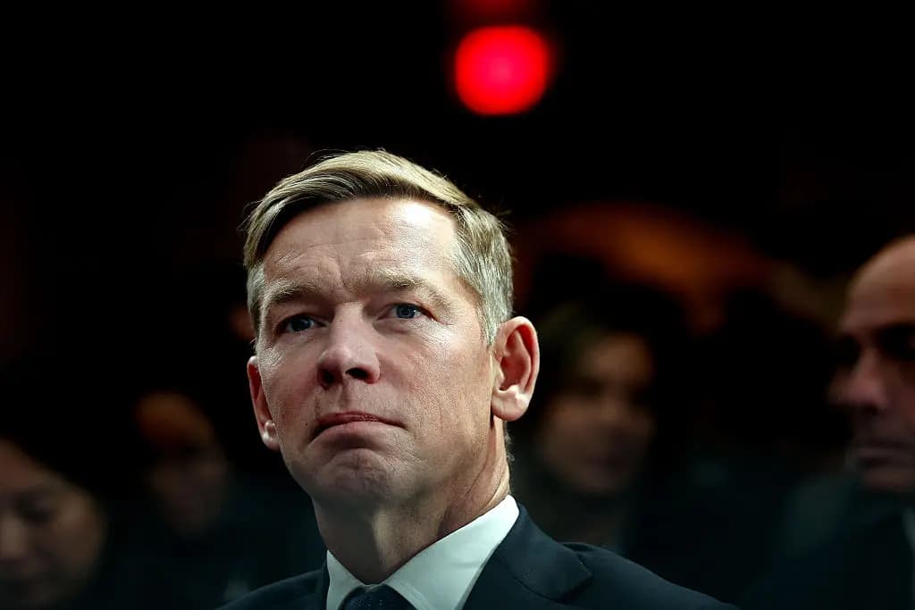 <em>El director ejecutivo de McDonald's, Chris Kempczinski, escucha atentamente el discurso del presidente estadounidense Donald Trump en la Cumbre de Impacto de McDonald's, celebrada en el hotel Westin DC Downtown de Washington el 17 de noviembre de 2025. (Win McNamee/Getty Images).</em>
