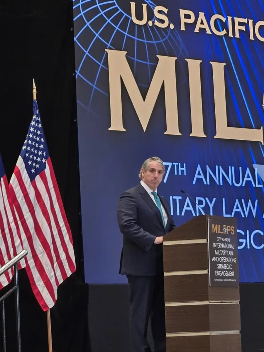 El subsecretario de Estado para el Control de Armas y la Seguridad Internacional, Thomas G. DiNanno, pronuncia un discurso en la 37.ª Conferencia Anual sobre Derecho Militar y Operaciones Internacionales, celebrada en Kuala Lumpur, Malasia, el 3 de agosto de 2026. (Cortesía del subsecretario de Estado Thomas G. DiNanno).