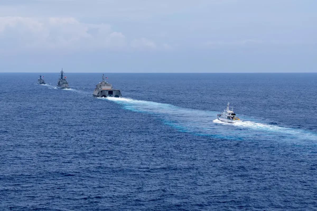 Las Fuerzas Armadas de Filipinas, la Fuerza de Autodefensa Marítima de Japón y la Armada de los Estados Unidos llevaron a cabo una actividad de cooperación marítima multilateral dentro de la Zona Económica Exclusiva de Filipinas, del 21 al 25 de julio de 2026. (Cortesía de la 7.ª Flota de Estados Unidos)
