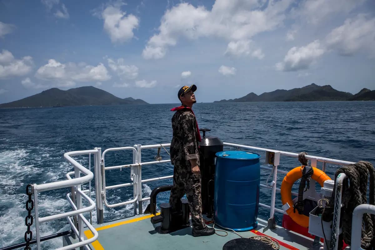 La tripulación de un barco de seguridad del Ministerio de Asuntos Marítimos y Pesca se prepara para fondear en Natuna durante una patrulla de seguridad a lo largo de la zona económica exclusiva (ZEE) de Indonesia el 16 de agosto de 2016. (Ulet Ifansasti/Getty Images)