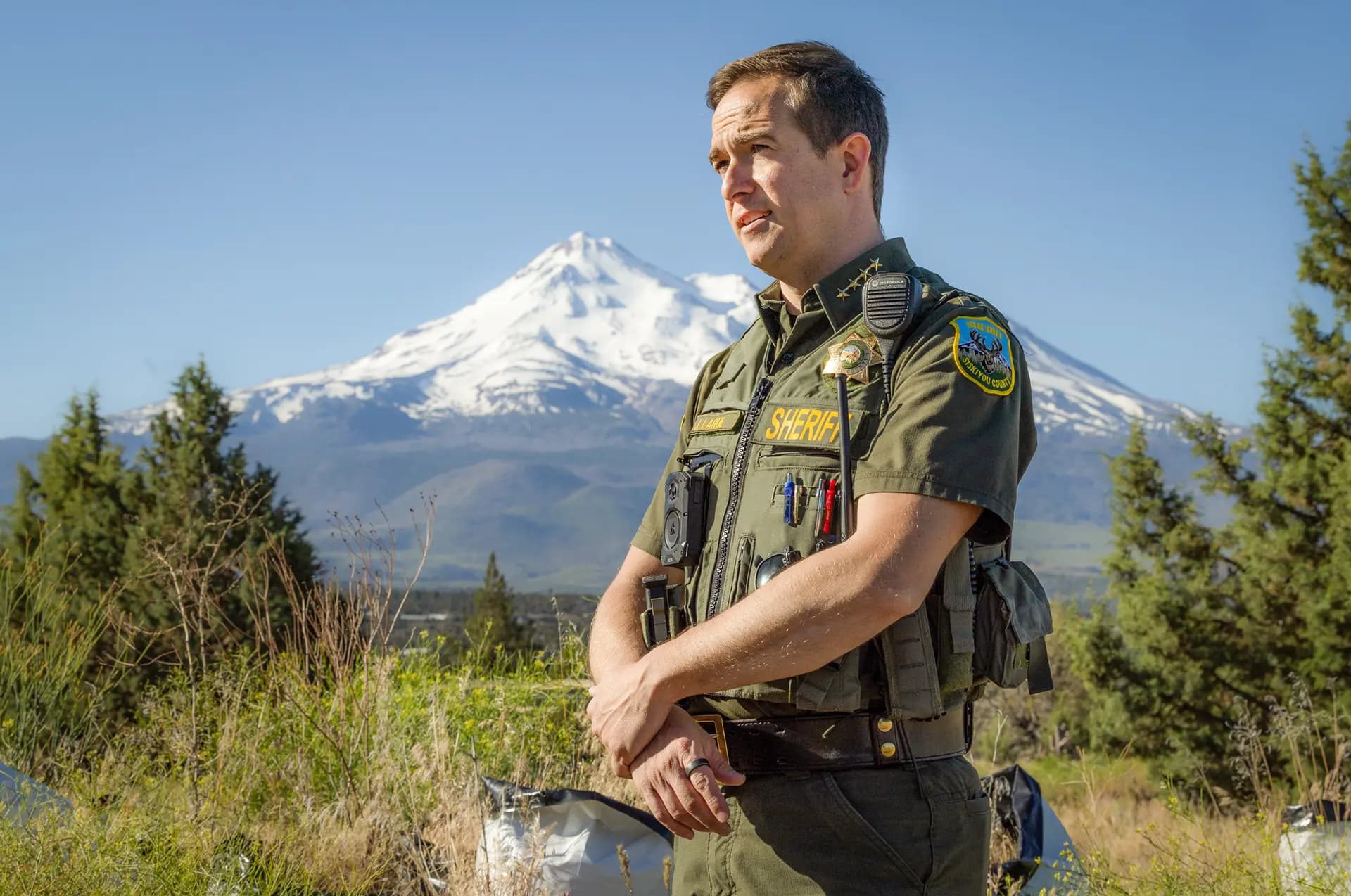 El sheriff del condado de Siskiyou, Jeremiah LaRue, se encuentra a las afueras de Montague, California, el 4 de junio de 2026. LaRue ha instado al estado de California a intensificar sus esfuerzos para gestionar la crisis de los lobos. (John Fredricks/The Epoch Times).